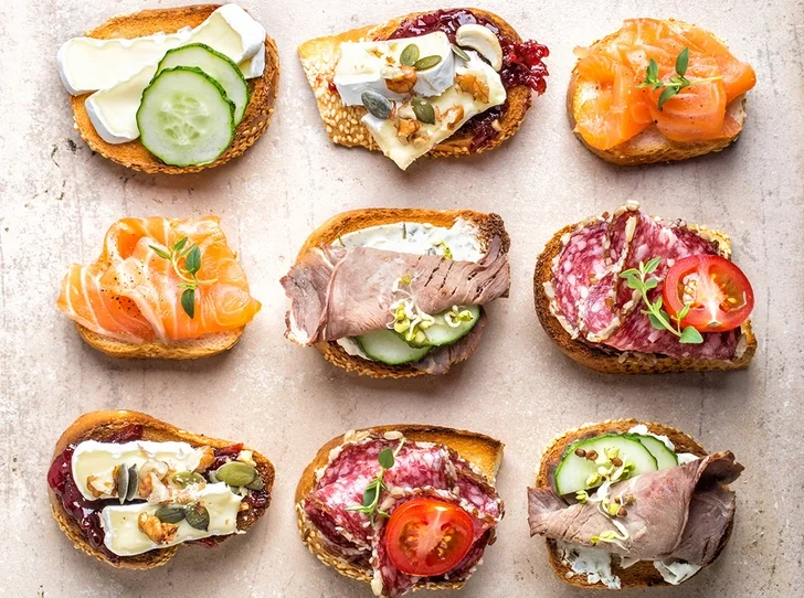 Багетная брускетта с ростбифом и чатни из груши и рукколой с тобико