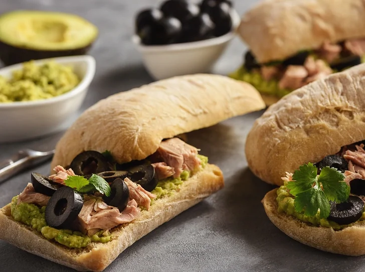 Брускетта на гречневом хлебе с тунцом и авокадо