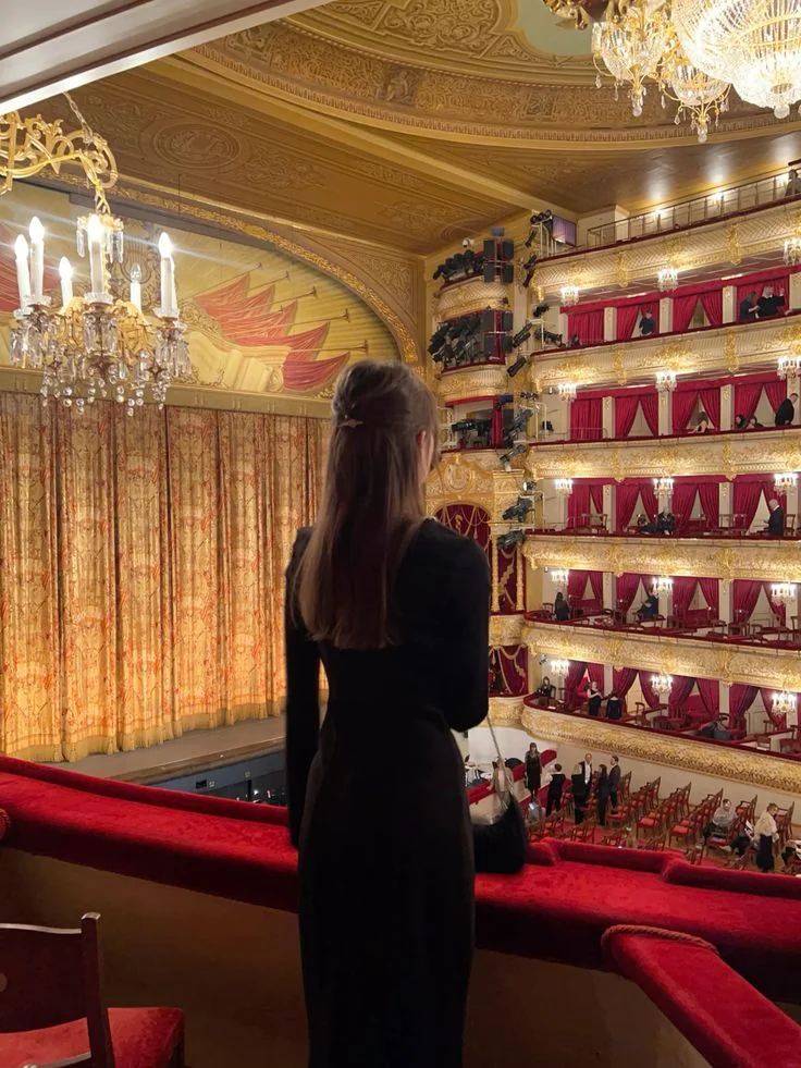 В чем пойти в театр: простые правила дресс-кода