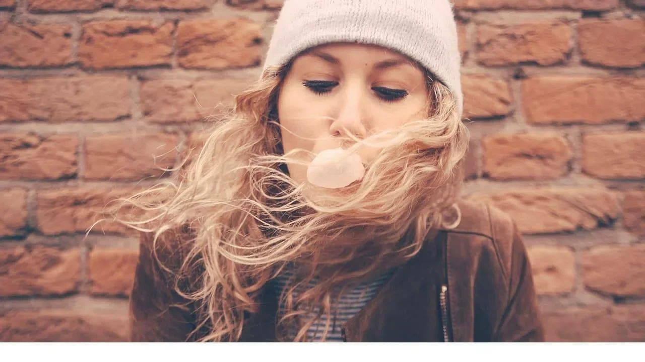 Как легко вытащить жвачку из волос: двухминутный трюк без вырывания и обрезания прядей