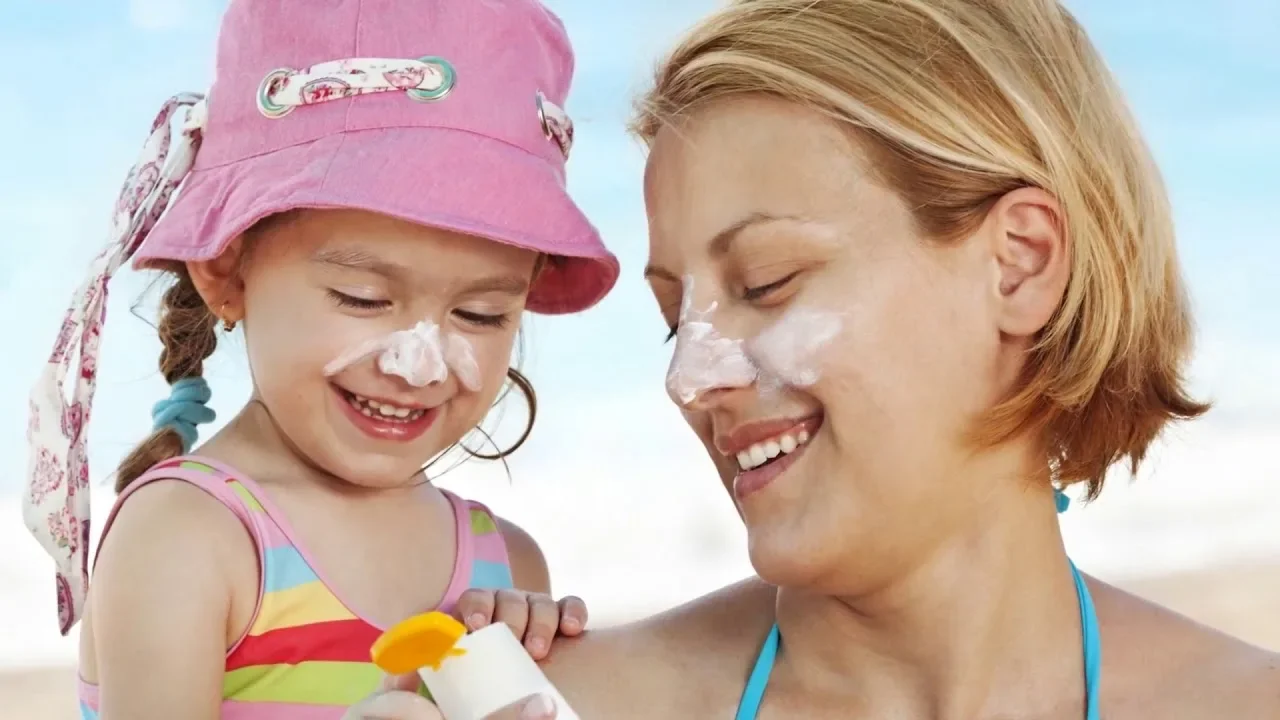 С какого возраста можно мазать детей солнцезащитным кремом: отвечает педиатр