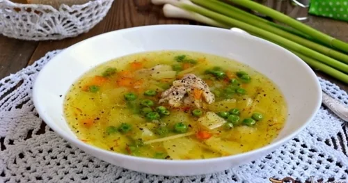 Куриный суп с консервированным горошком и яйцом
