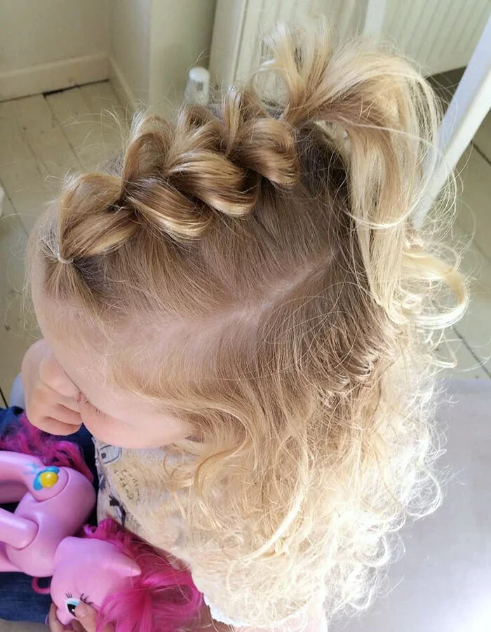 Объемная коса вдоль макушки