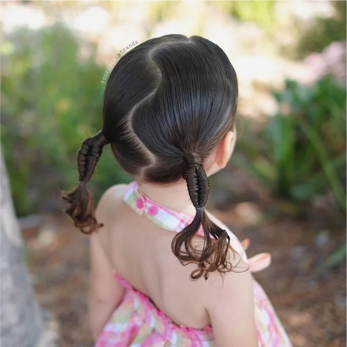 Прическа из двух перекрученных хвостиков