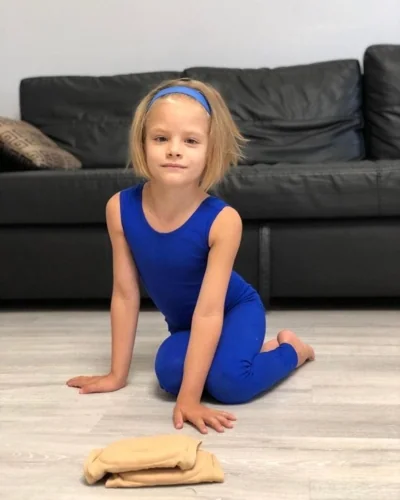 Прическа на короткие волосы с ободком или лентой