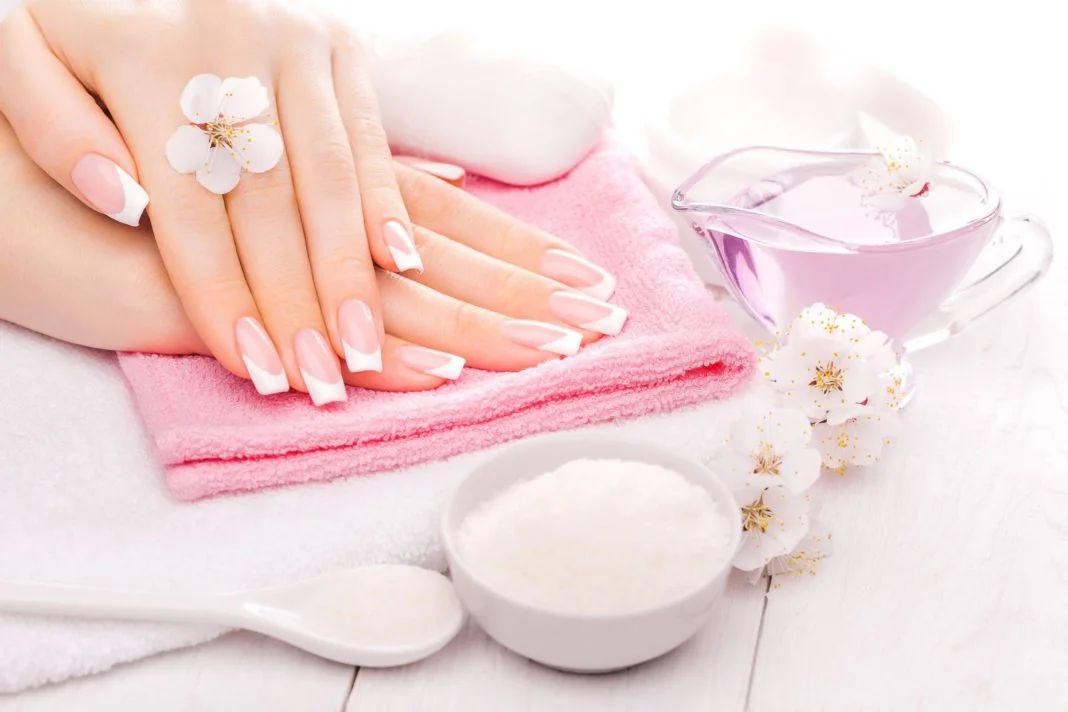 «Пустоты» на ногтях: почему появляется онихолизис и как от него быстрее избавиться