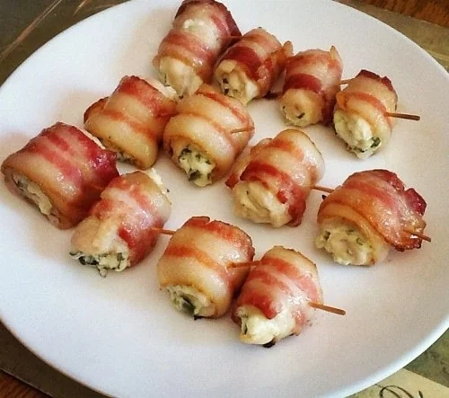 Рулетики из бекона с сыром и яйцами