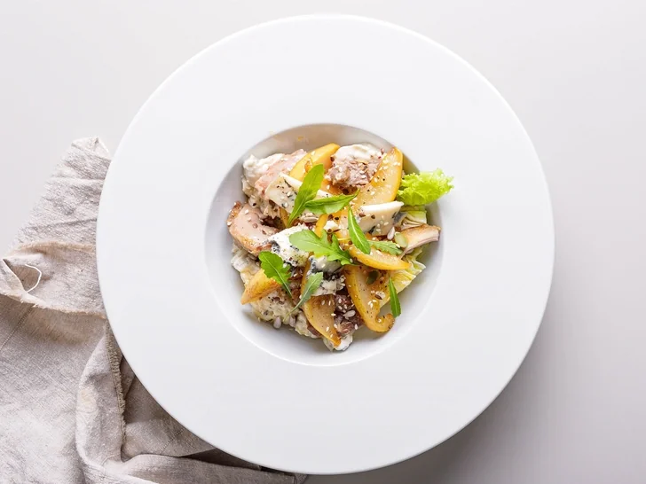 Салат с индейкой, грушей и сыром