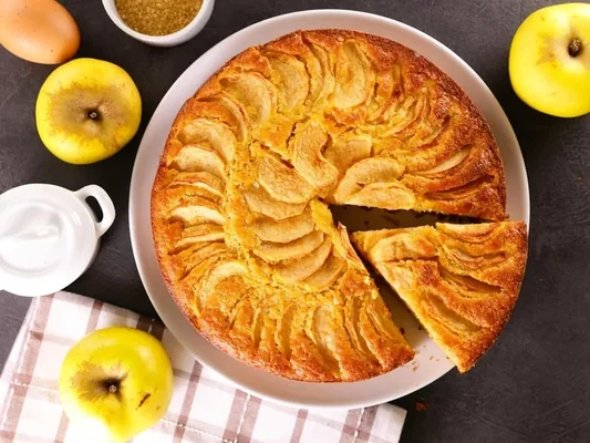 Быстрая шарлотка всего из пяти ингредиентов: она покорит всю семью