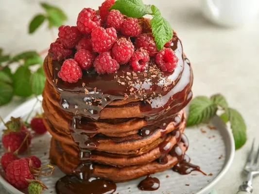 Быстрые шоколадные оладьи: легкий рецепт десерта для поклонников сладкого