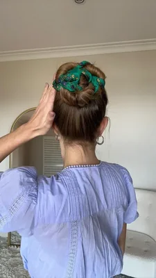 Пышный пучок с платком: как просто и небанально собрать волосы за 5 минут до выхода из дома