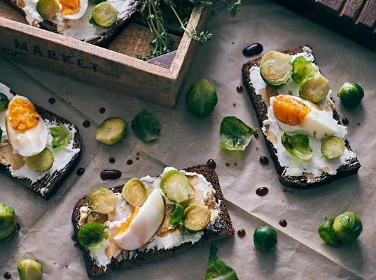 Тосты с яйцом и брюссельской капустой